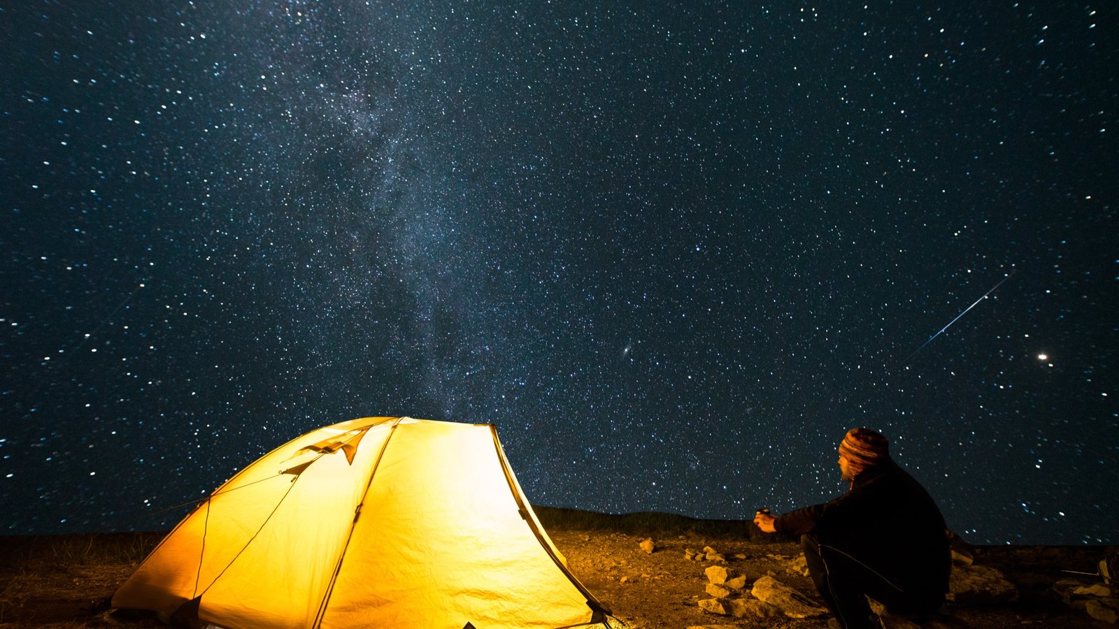 Meteoros riscando o céu estrelado sobre a cordilheira do Annapurna