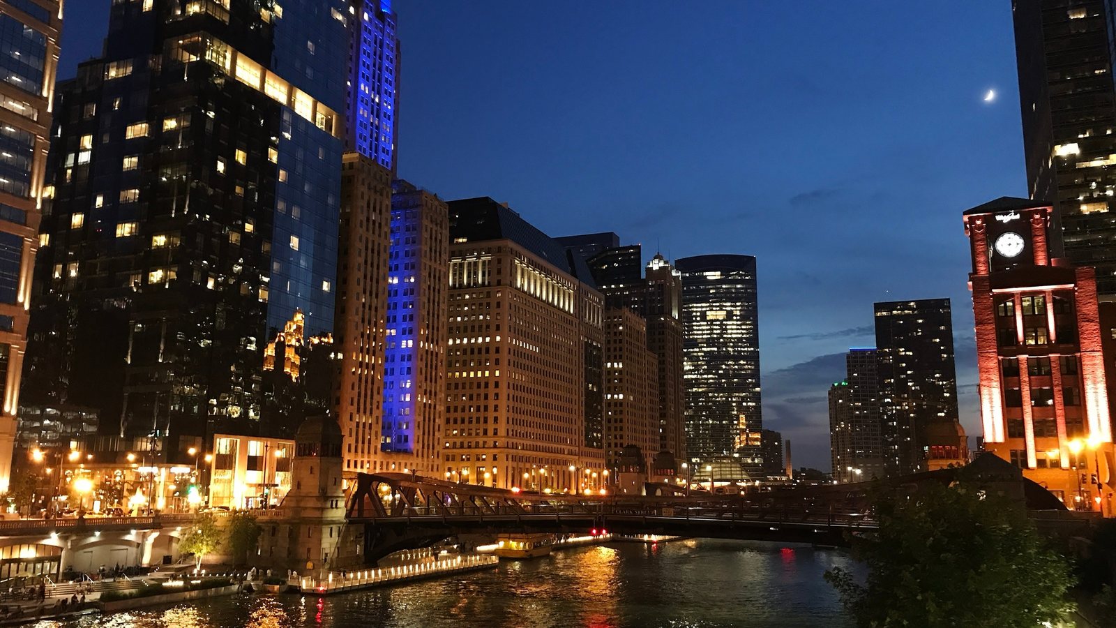 Rio Chicago à noite, cercado pelos prédios iluminados do centro da cidade