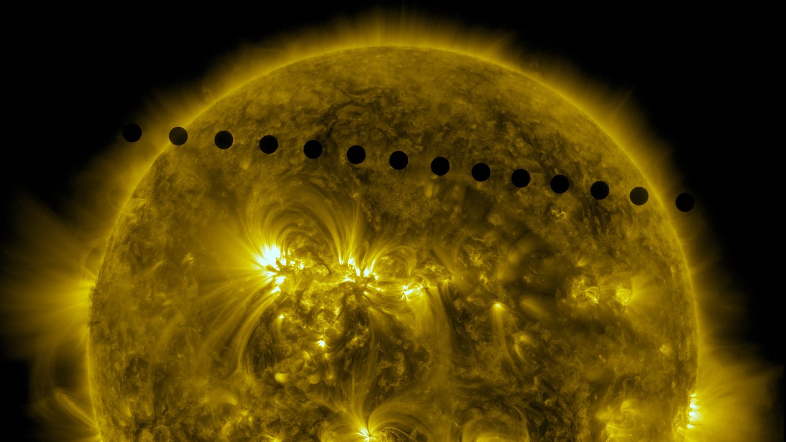 Sequência de imagens do satélite SDO, da NASA, mostra Vênus como um disco escuro cruzando a frente do Sol no trânsito de 2012